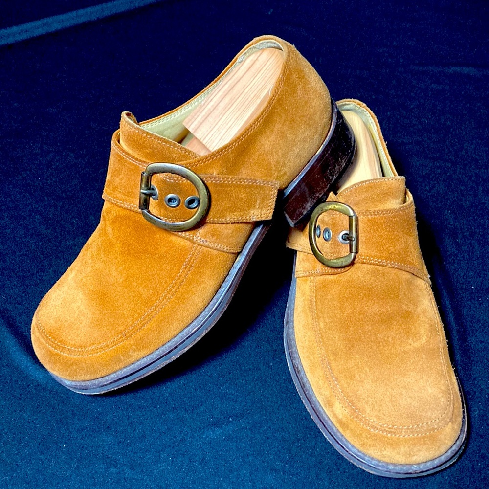 Kenneth Cole collection suede size 40 (size 7.5) runs more like size 8